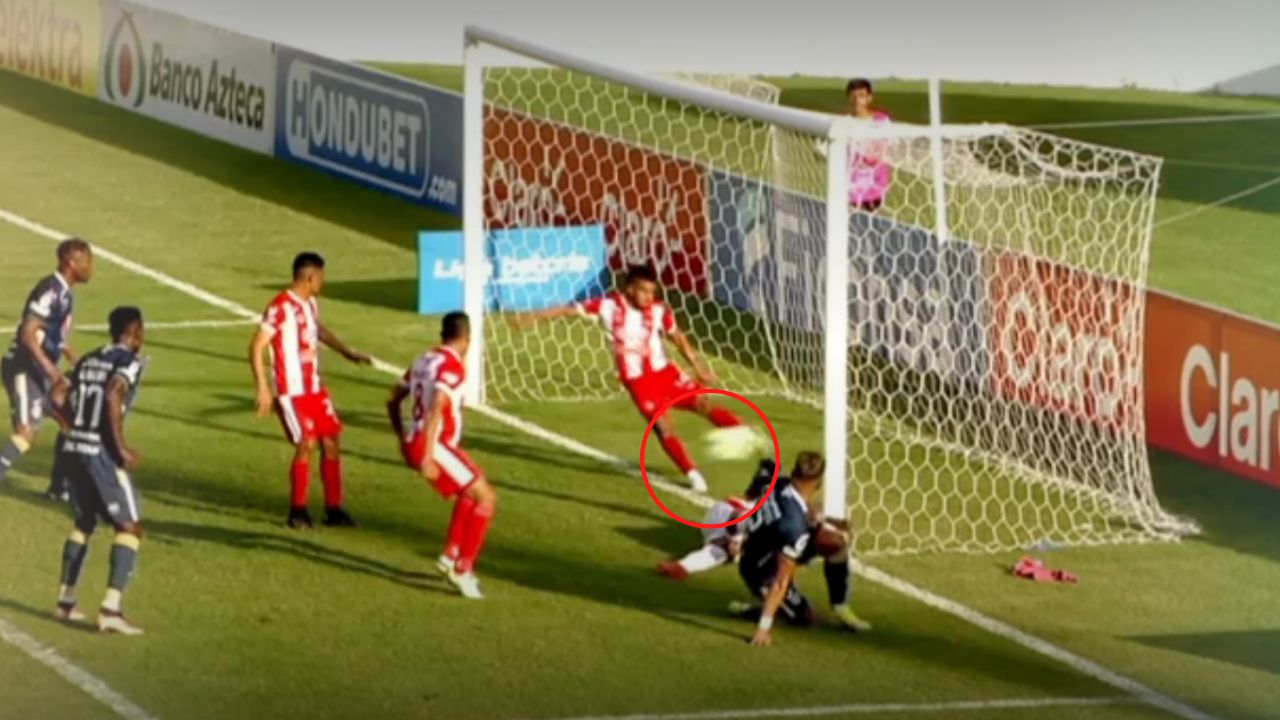 El polémico gol de Motagua que concedió el empate ante Vida ¿Entró el balón?