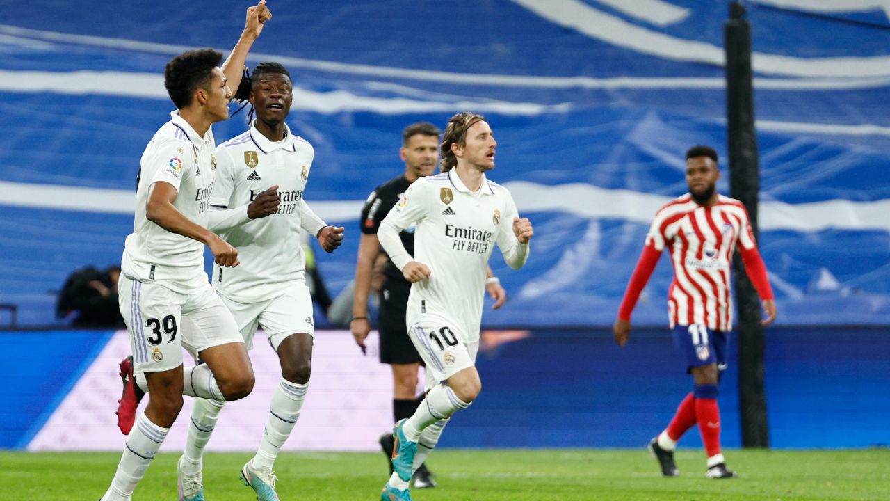 Real Madrid rescata un empate contra el Atlético y le deja LaLiga a tiro al Barcelona