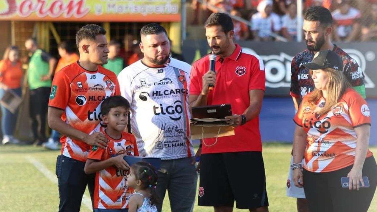 Roger Rojas recibe tremendo homenaje en Costa Rica tras su retiro temporal