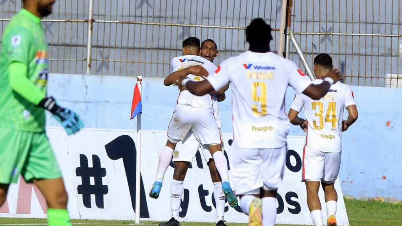 Olimpia no tiene rival y suma ante Victoria en un partido histórico en La Ceiba