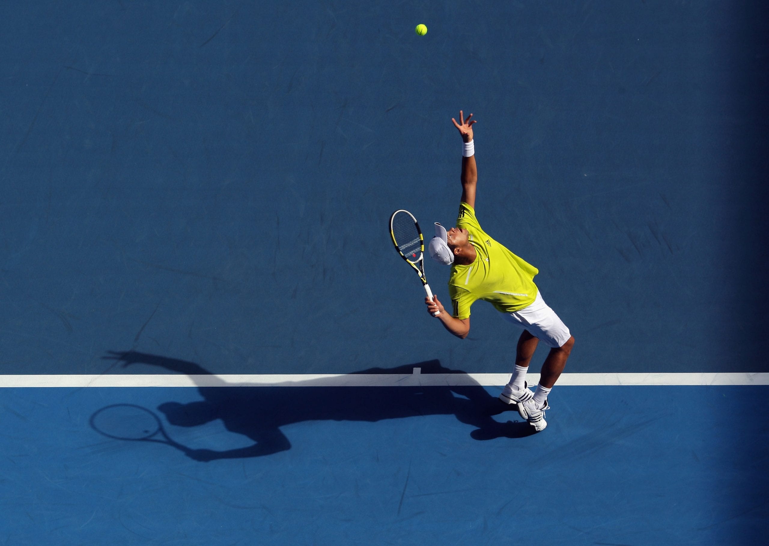 Si la pelota toca la red en el saque y luego rebota en el campo del oponente, se llama "let" y se vuelve a jugar el punto. Foto: InnerTenis