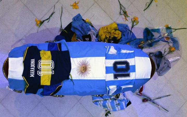 Ataúd en el que reposan los restos de Diego Maradona. Foto: Presidencia de Argentina