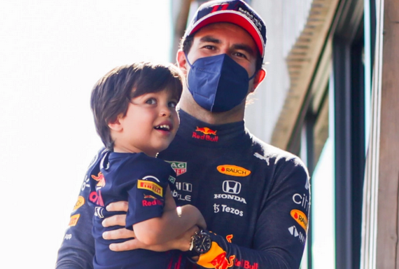 Checo Pérez junto a su primer hijo, Sergio Pérez Jr. Foto: Internet