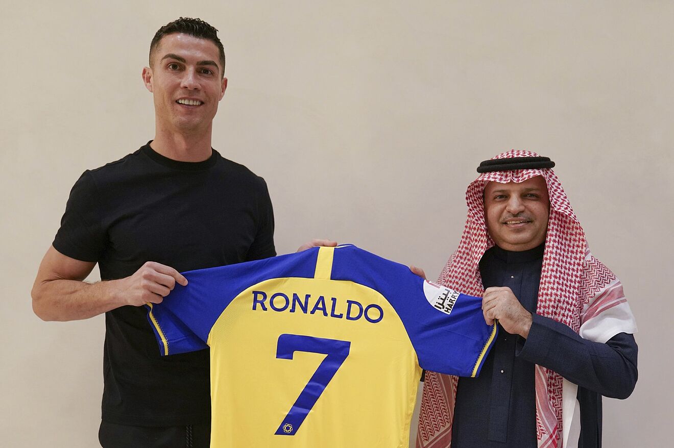 En el Al Nassr, Cristiano Ronaldo firmó un contrato que le hará ganar 500 millones de euros. Foto: Redes sociales