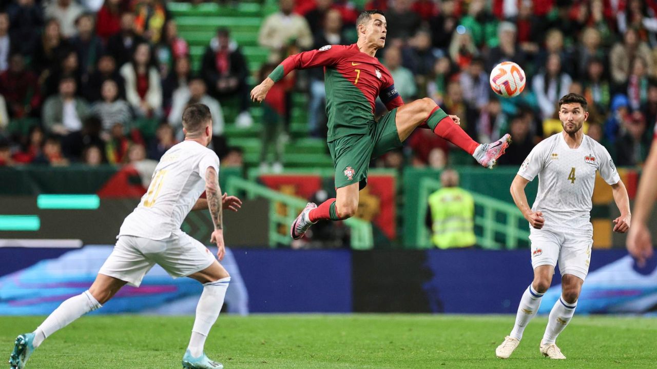Cristiano Ronaldo anota doblete en partido histórico con la selección de Portugal