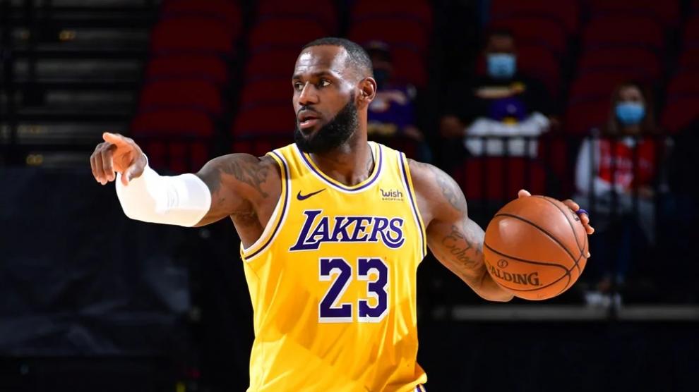 LeBron James recibe de Nike más de 32 millones de dólares al año por su acuerdo de calzado. Foto: EFE