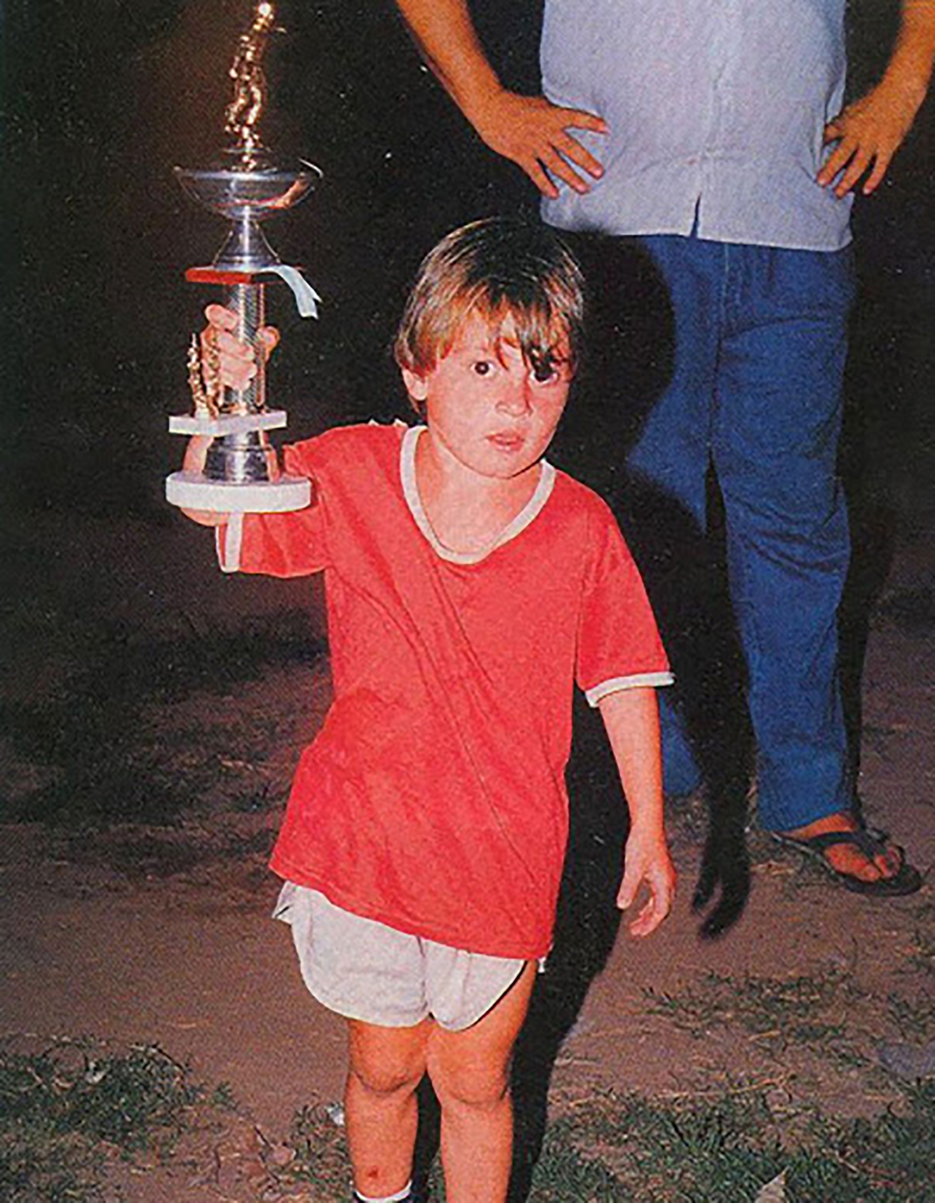 De niño, Lionel Messi tenía una estatura correspondiente a un joven dos años menor que él. Foto: Infobae