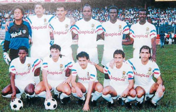 El histórico técnico del Olimpia, Nahún Espinoza, también ganó trofeos con los Leones siendo jugador. Foto: Grupo Opsa