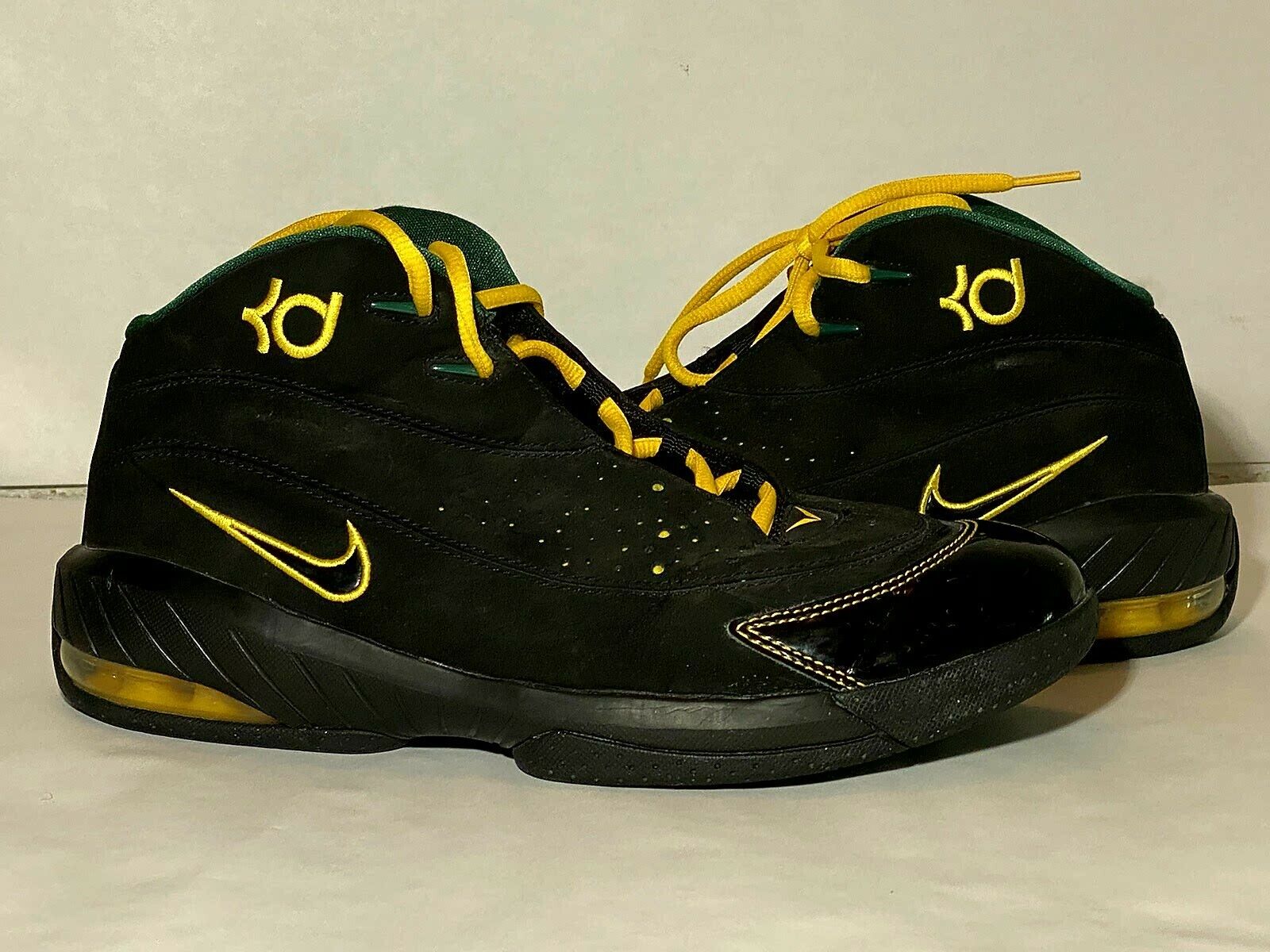 Nike Air Flight Skool, primeros tenis que usó Kevin Durant con Nike. Foto: eBay