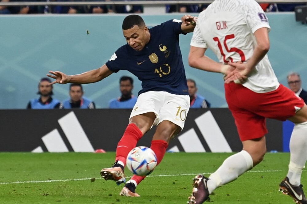 En los octavos de final del Mundial de Qatar, partido en el que pudo haber estado Benzema, Francia derrotó 3 a 1 a Polonia. Foto: AFP