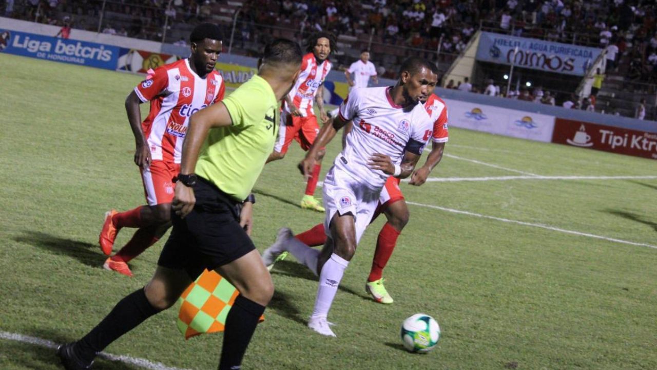 En sus últimos 20 enfrentamientos, el Olimpia se ha llevado 14, el Vida 3 y han empatado 3 duelos. Foto: Grupo Opsa