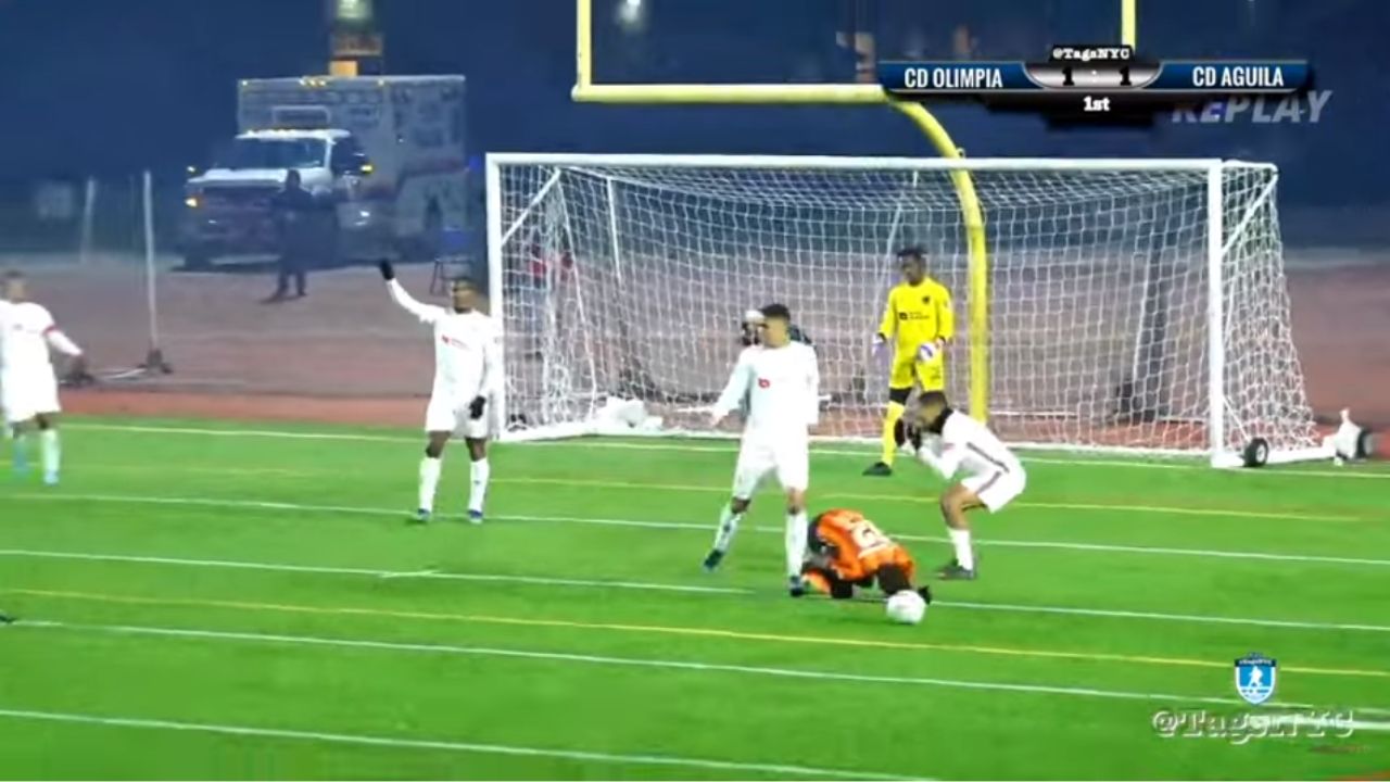 Así fue el inexistente penal que le pitaron al Olimpia en contra del Águila
