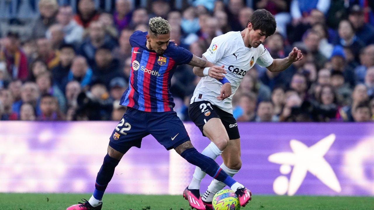 Barcelona vence con polémica y un jugador menos al Valencia