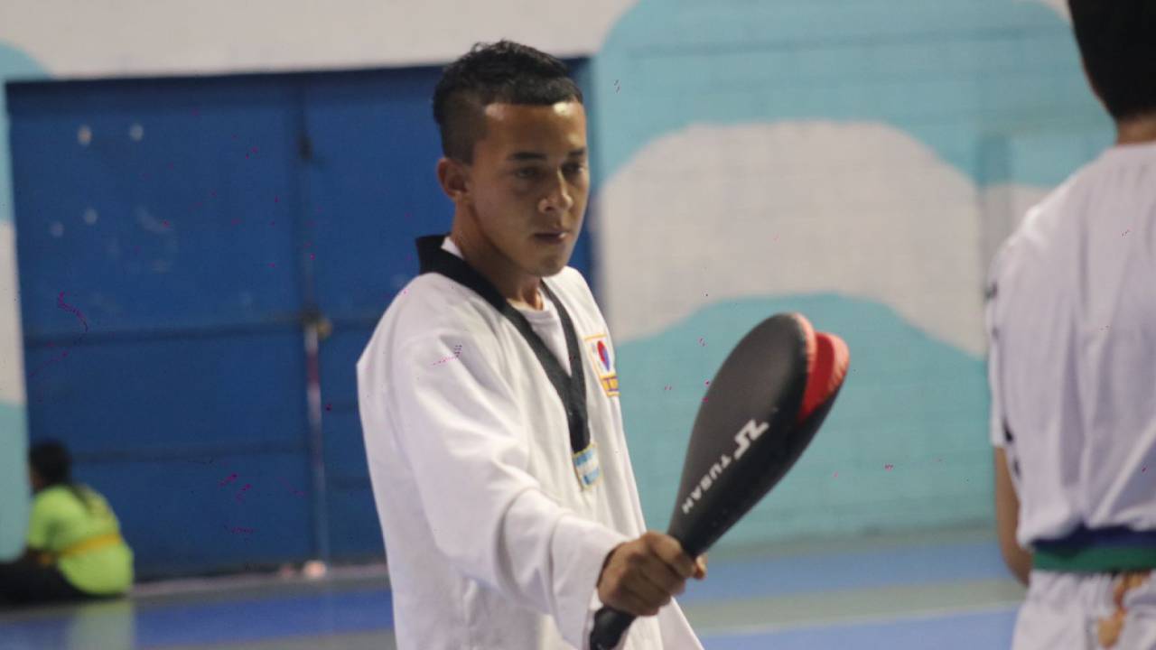 La historia de Elías Cáceres: el joven que vende cacahuates en las calles para superarse en el taekwondo