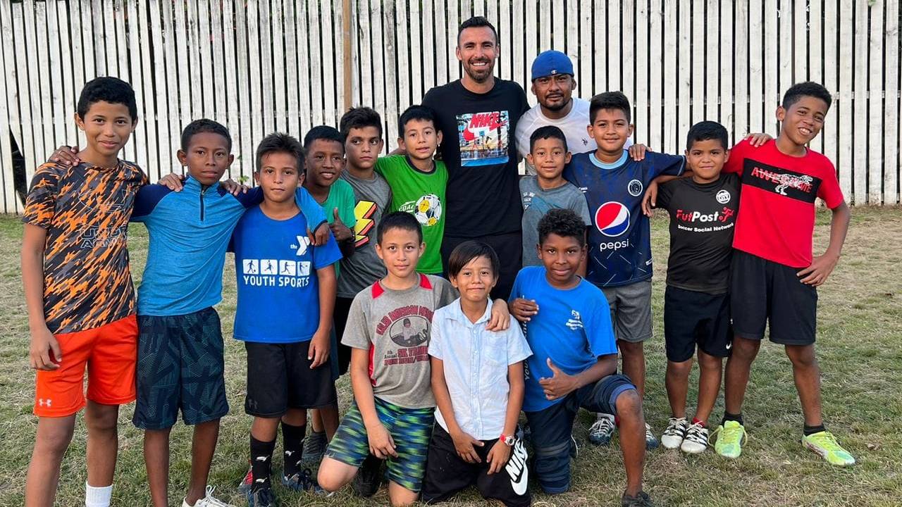Jonathan Bornstein aprovecha el parón por fecha FIFA con niños de una academia de fútbol de Roatán
