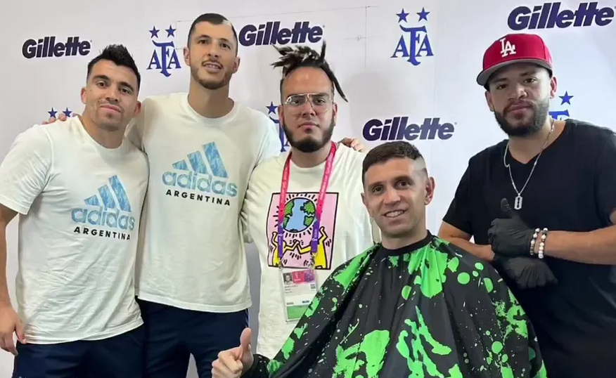 Sebastián Cortés junto al Dibu Martínez, Marcos Acuña y Guido Rodríguez. Foto: Internet