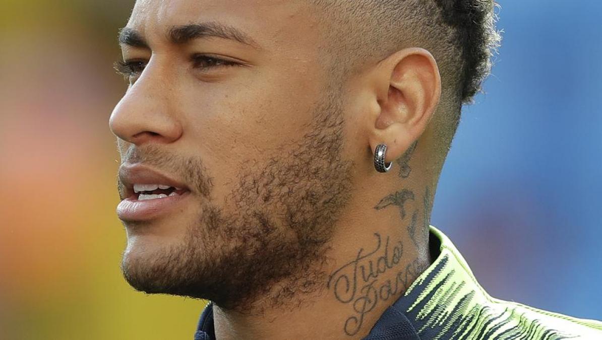 Tatuajes que tiene Neymar en el lado derecho de su cuello. Foto: Mundo Deportivo