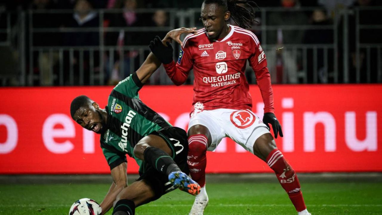 Medio francés desvela cómo Alberth Elis pasa su mala racha en el Brest