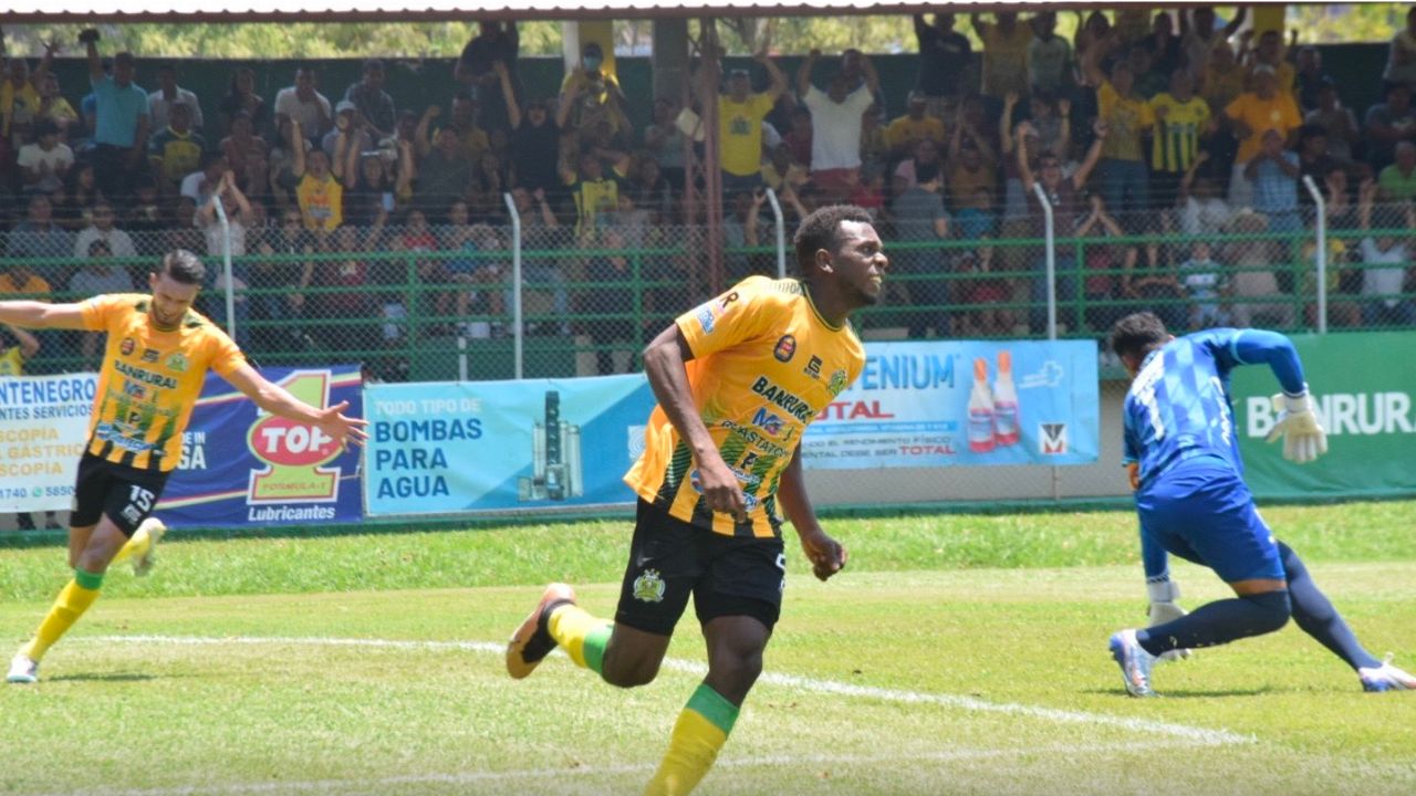 Muma Fernández anota golazo ante el Comunicaciones de Guatemala
