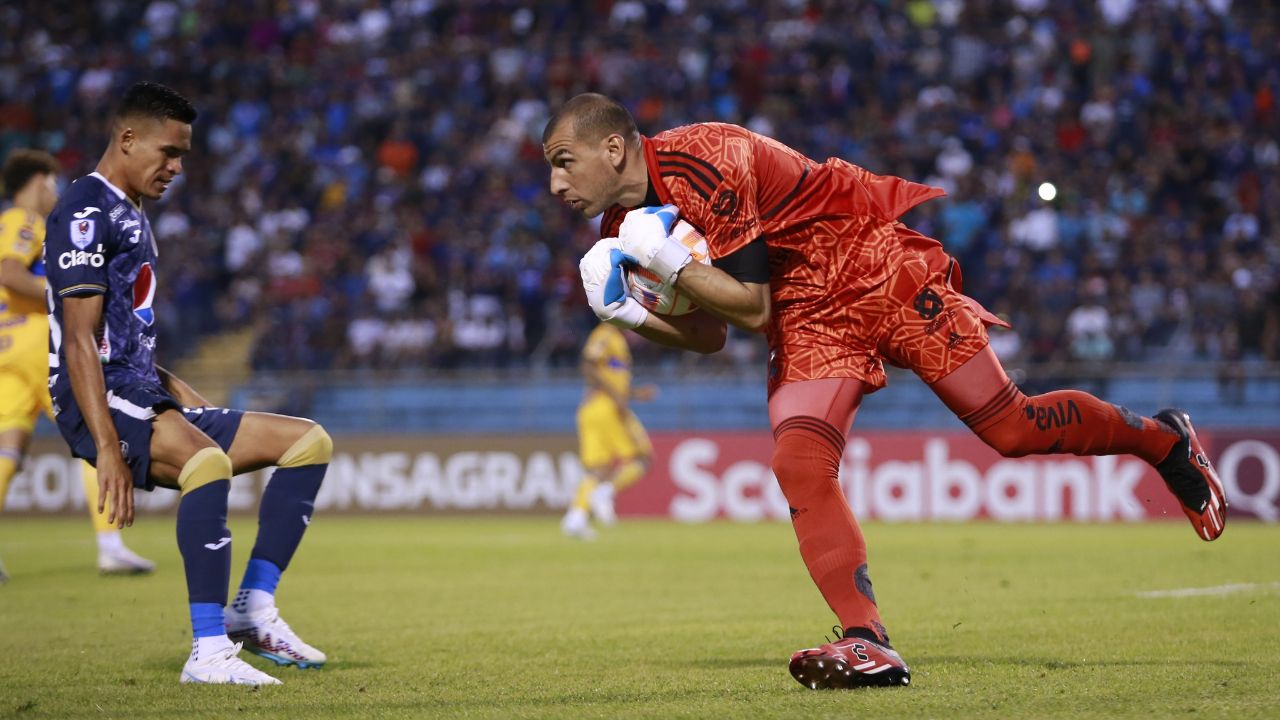 Nahuel Guzmán le dio un regalo a un jugador del Motagua al final del partido en San Pedro Sula
