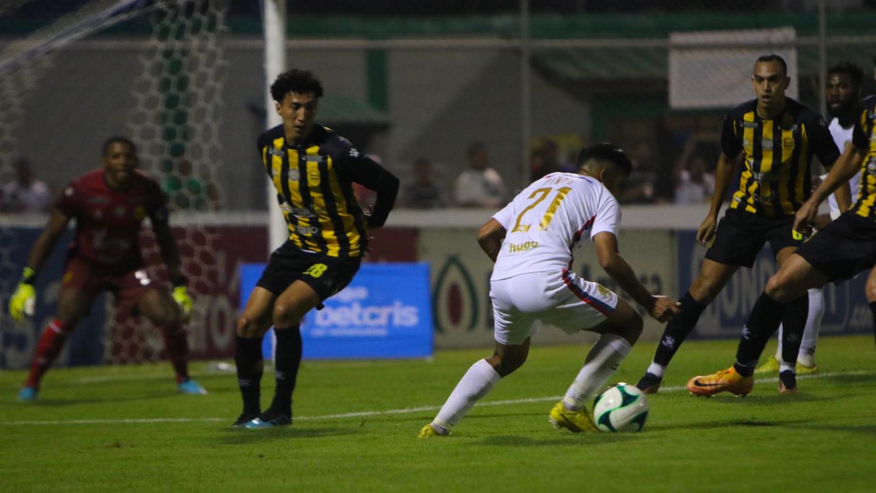 Olimpia y Real España se reparten los puntos en vibrante clásico en Comayagua
