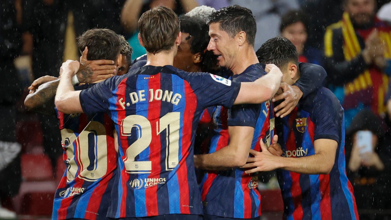 El Barcelona golea al Real Betis y sigue con paso firme por el título de LaLiga