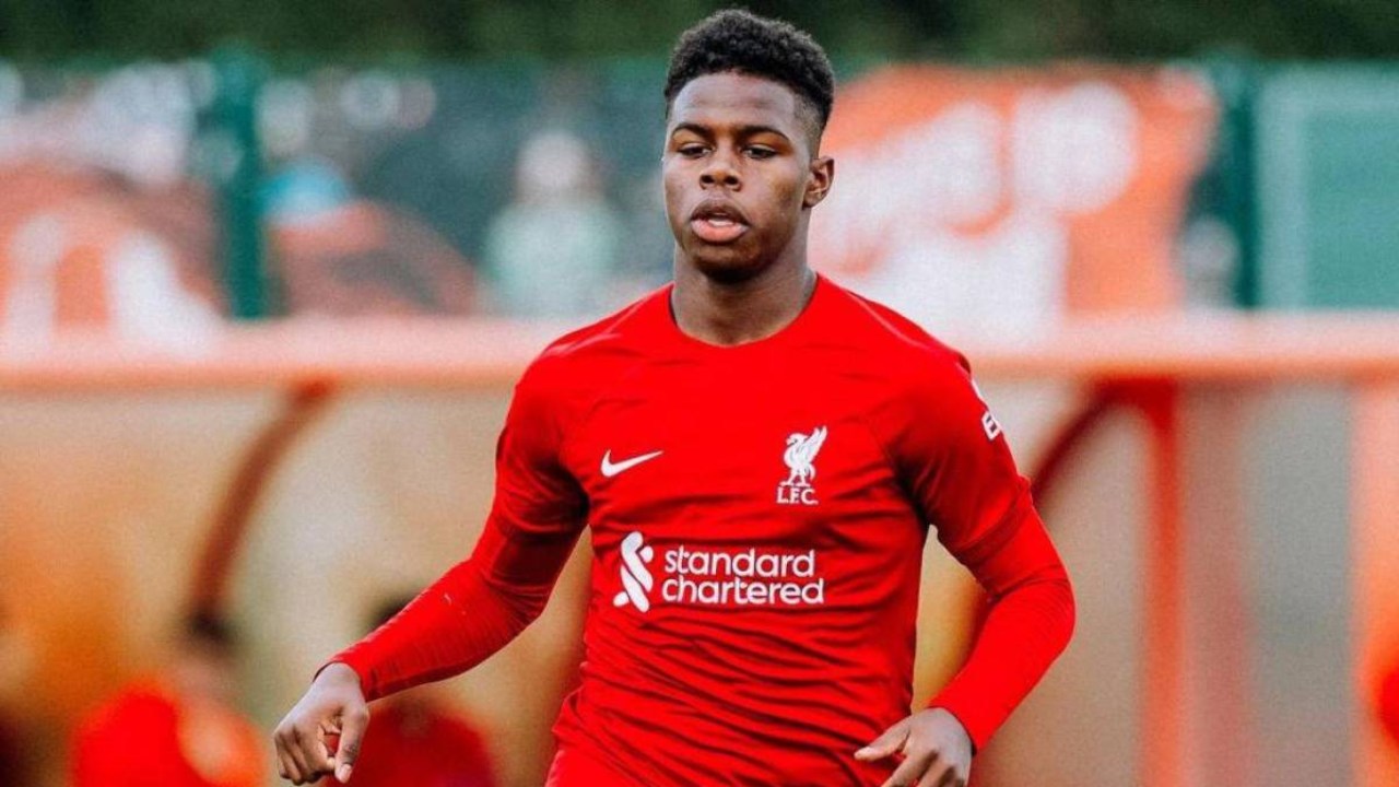 Keyrol Figueroa sigue causando sensación y afición del Liverpool le da reconocimiento