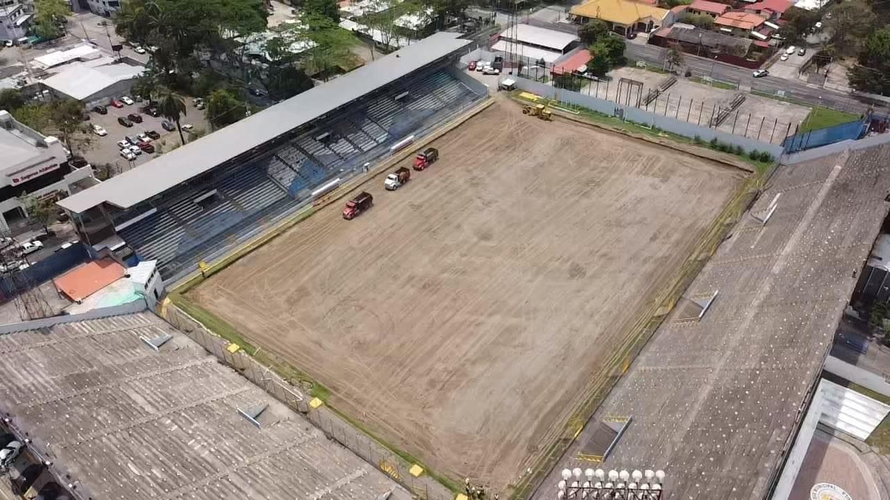 Así avanzan los trabajos de cambio de grama en el estadio Morazán de San Pedro Sula