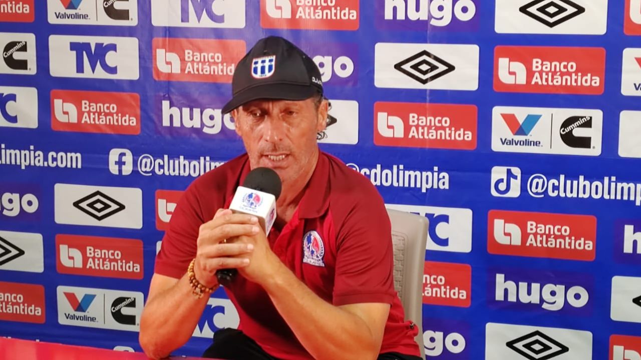 Pedro Troglio le contesta a Marathón por quejarse de la 'ventaja' de Olimpia en el torneo