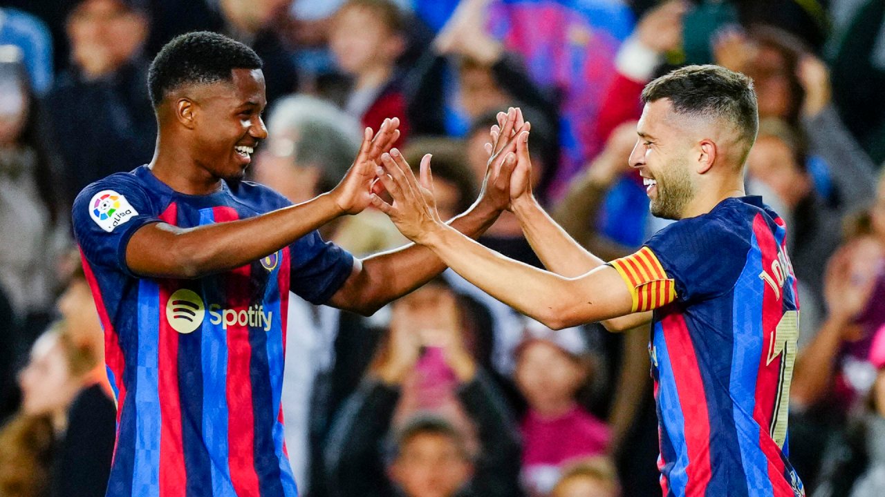 Barcelona se acerca al título de liga al lograr dramático triunfo contra Osasuna en el Camp Nou