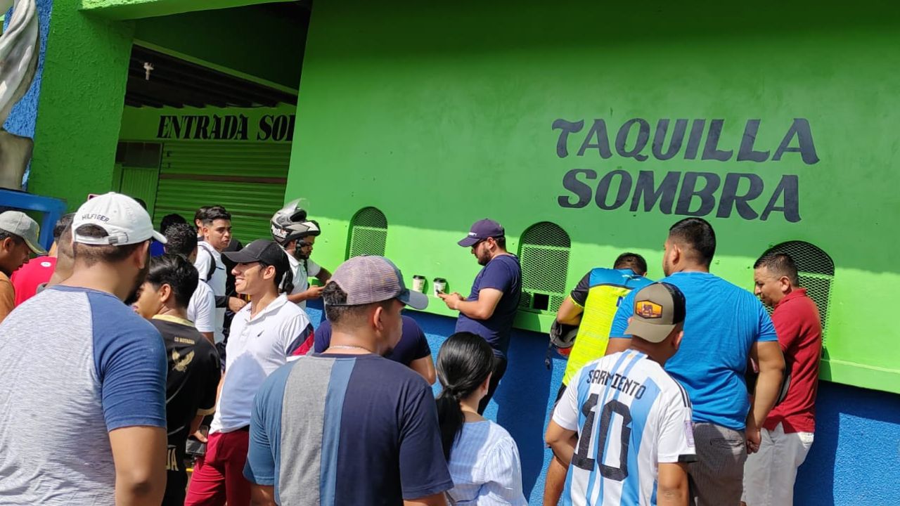 ¡Locura final! Aficionados en Olancho inundan taquilla para conseguir boletos