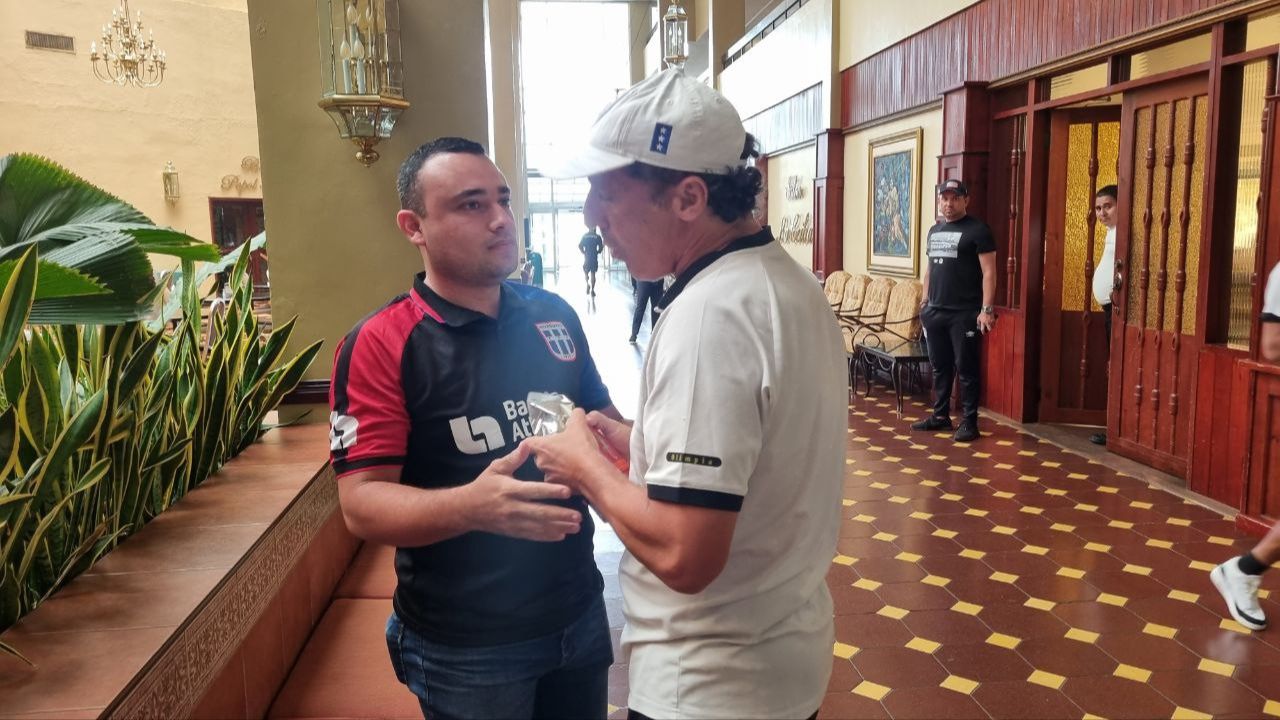 Aficionado de Olimpia sorprende a Pedro Troglio con regalo previo a jugar las semifinales