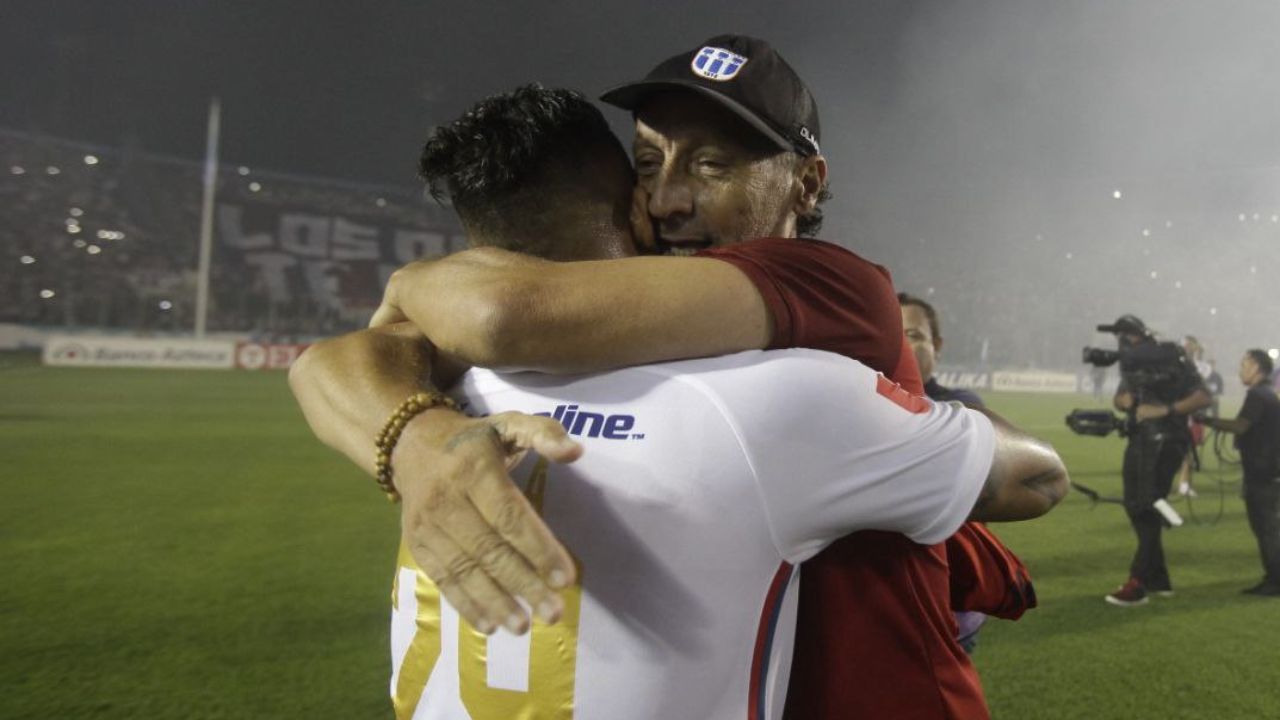 Pedro Troglio confirma su futuro tras coronarse con el Olimpia ante Olancho FC