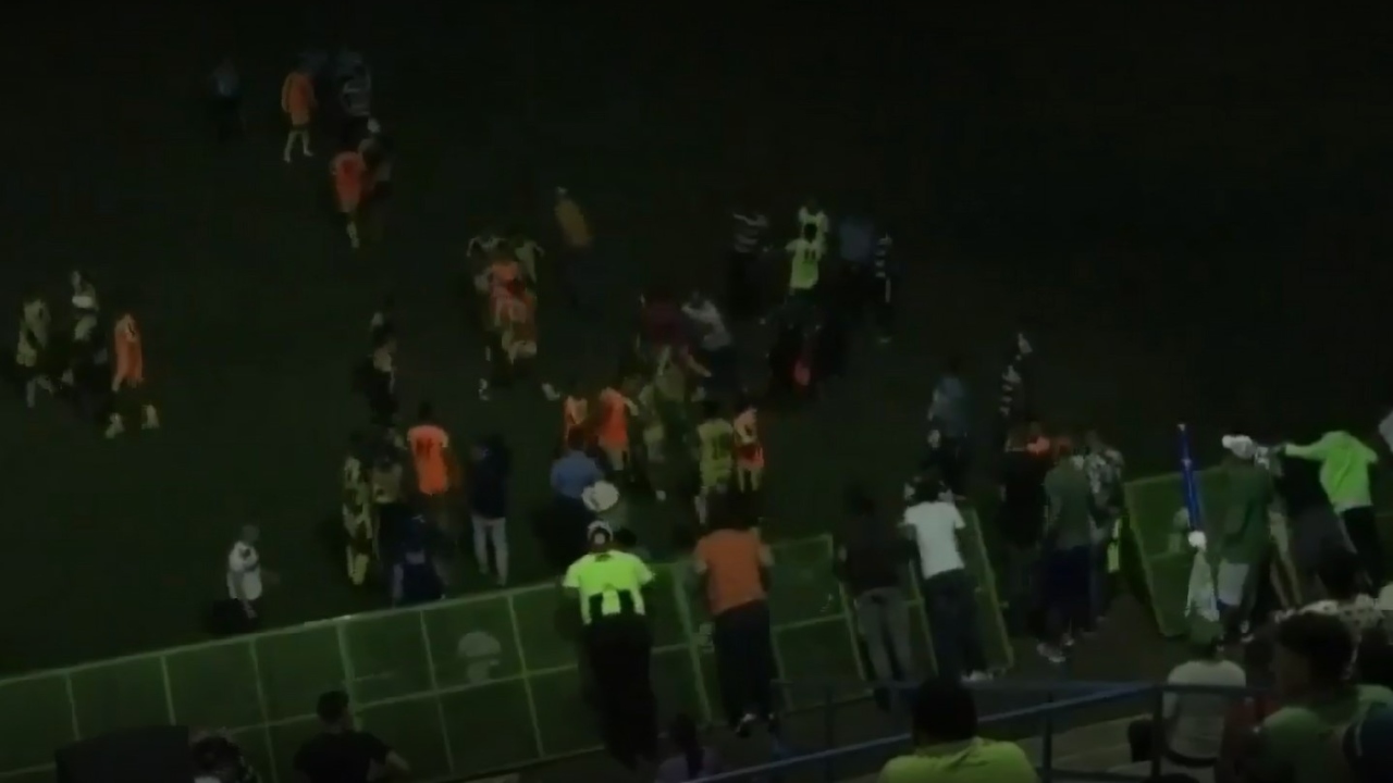 Tremendo zafarrancho con apagón incluido entre jugadores de Juticalpa y Génesis en el ascenso