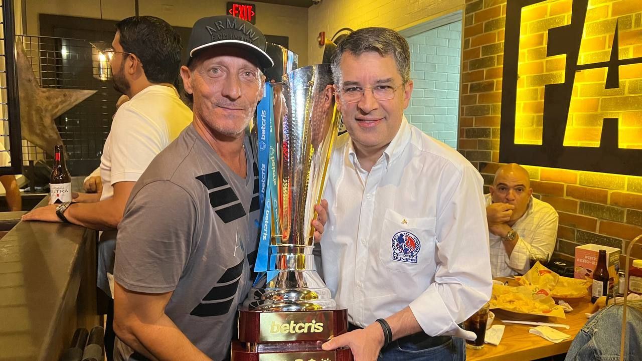 Rafael Villeda confirma por cuánto tiempo renovará Pedro Troglio y la primera baja del club