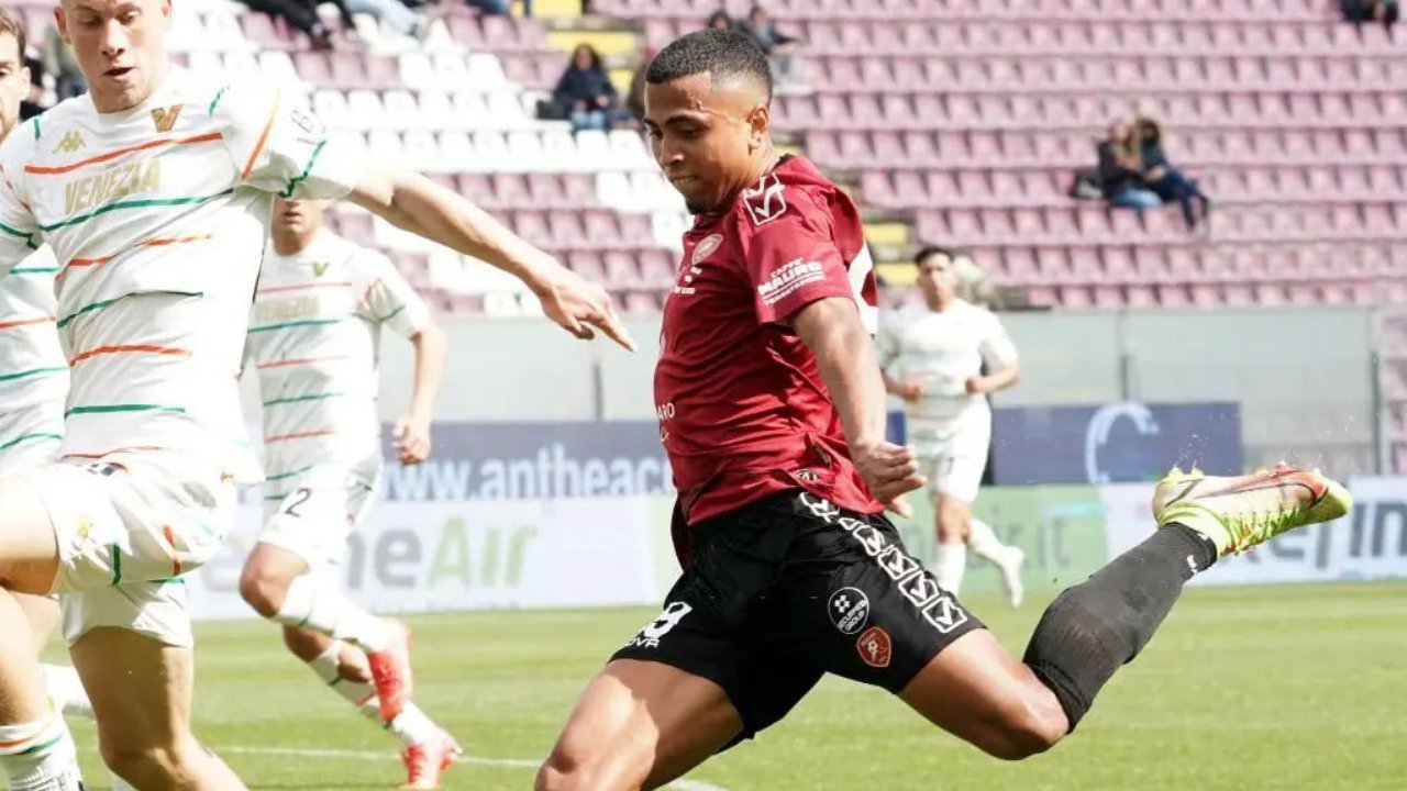 Rigoberto Rivas con malas noticias en la Reggina luego de clasificar a Play-offs en la Serie B