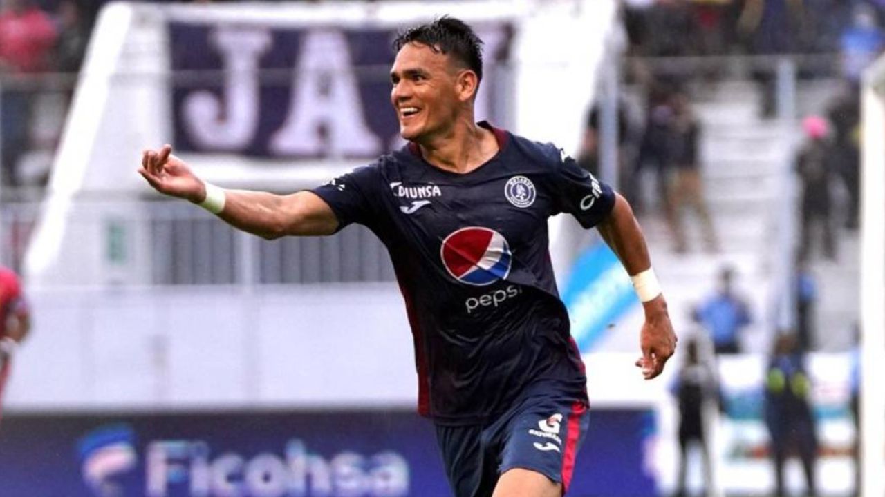 Un club grande de Liga Nacional evitaría salida de Roberto Moreira al fútbol extranjero