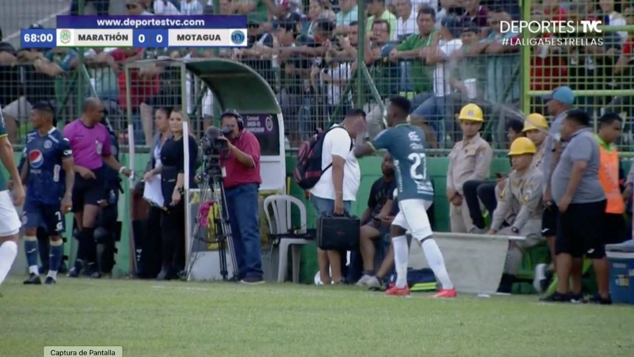 Video: Expulsan a utilero de Motagua por tirarle agua en la cara a Félix Crisanto