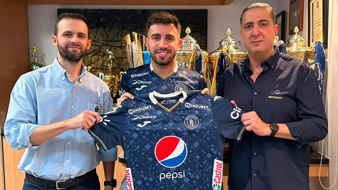 Agustín Auzmendi se gana a los aficionados de Motagua tras primera imagen posando con la camisa