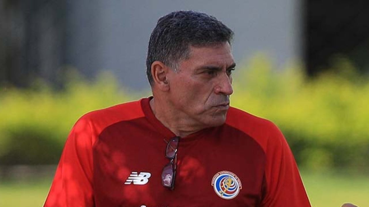 Costa Rica mantiene en duda la continuidad de Luis Fernando Suárez