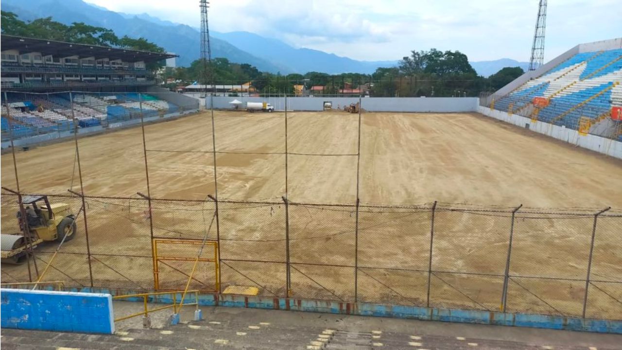 Estadio Morazán recibe mala noticia durante su proceso de instalación de nueva grama