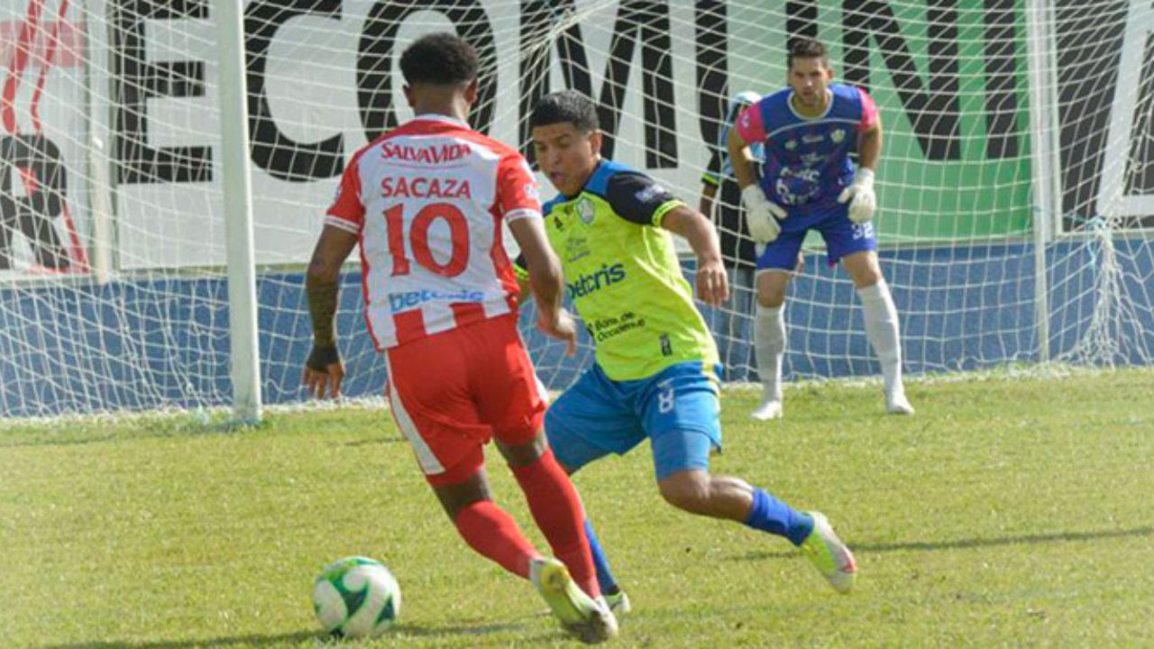 Futbolista argentino sorprende y es presentado con su nuevo club en la Liga Nacional