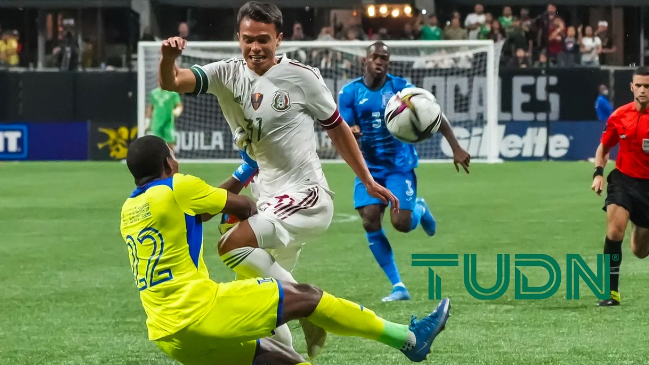 TUDN destaca a Buba López por jugada salvadora en partido contra México