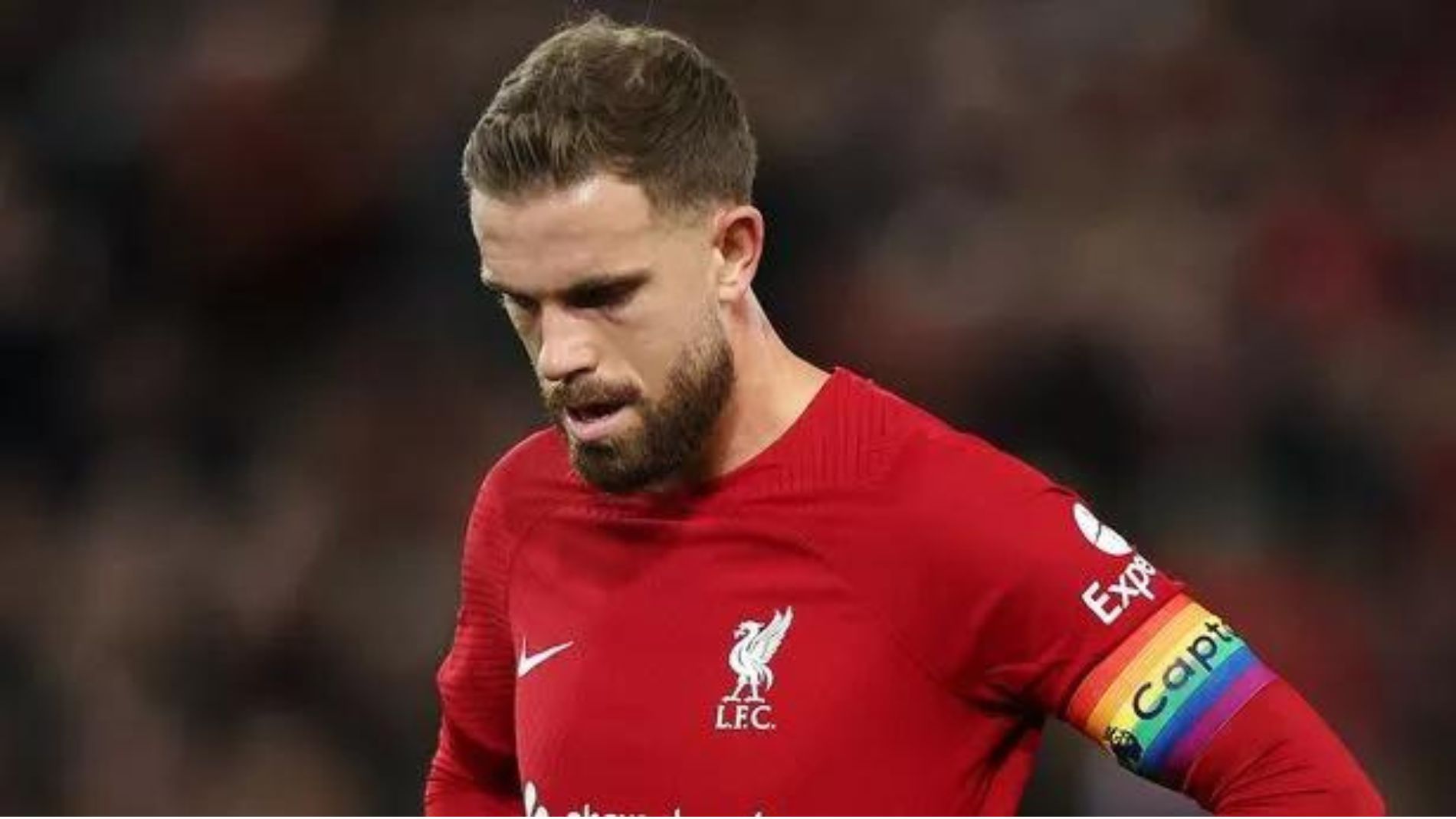 El capitán del Liverpool habría traicionado la lucha LGTBIQ+