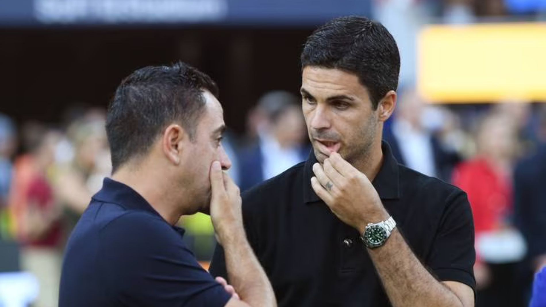 Entrenador del Arsenal responde a las quejas de Xavi por dureza en amistoso