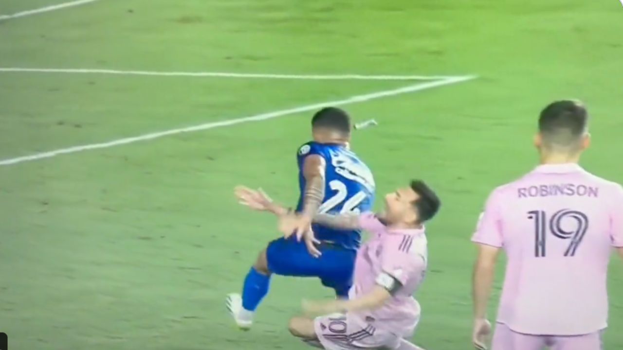 Árbitro mexicano reacciona a la falta pitada por Said Martínez en contra de Messi