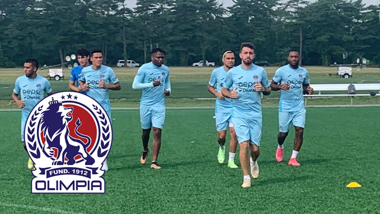 Aficionados del Olimpia sorprenden al pedirle autógrafo a jugador del Motagua