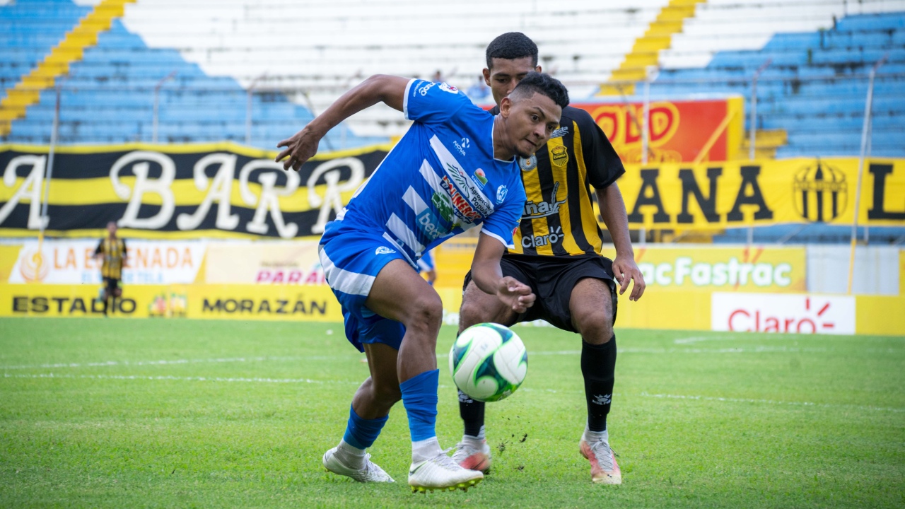 ¿Se va o se queda? El futuro de Alexy Vega tras equipo de Grecia que buscó su fichaje
