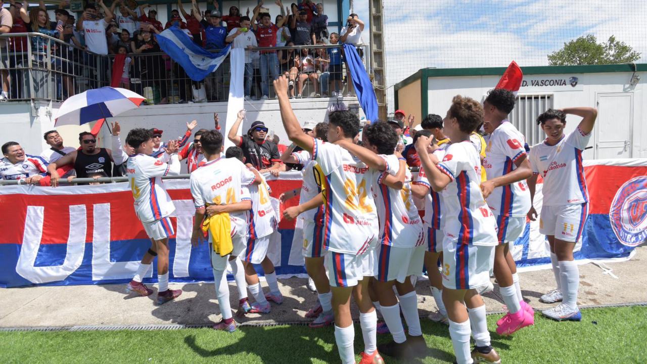 Olimpia inicia con triunfazo durante torneo que se disputa en España