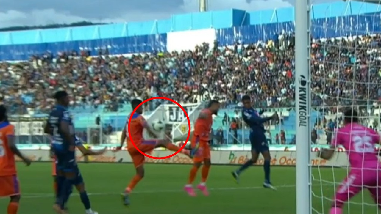Así fue el claro penal que no le pitaron a Motagua ante los Lobos de la UPNFM